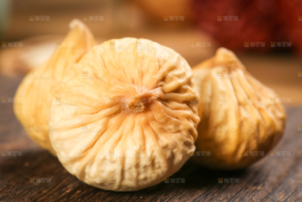 木板上的土耳其无花果干