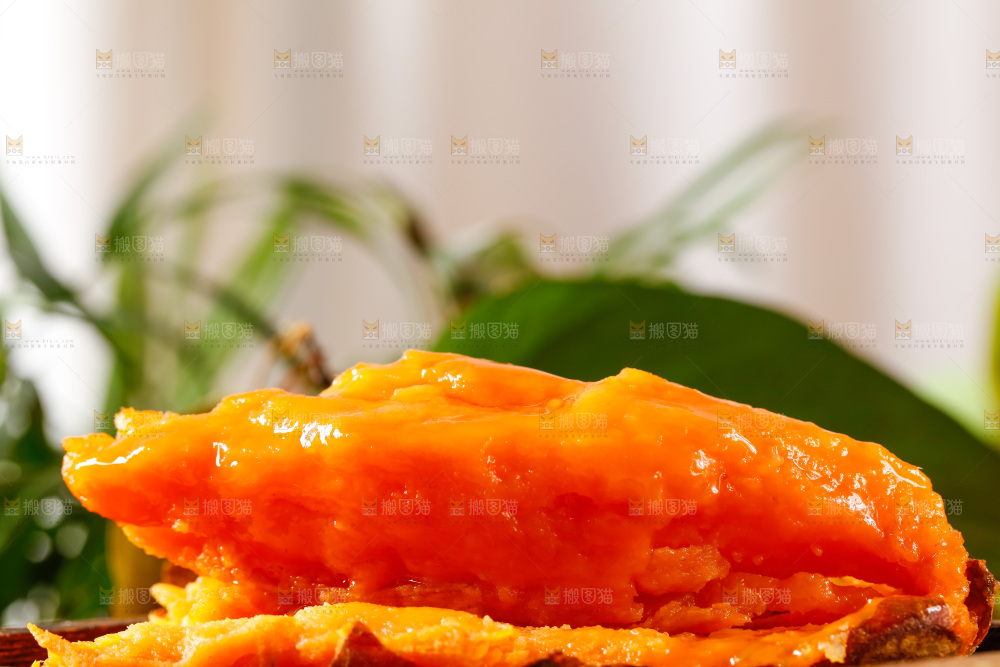 盘子里装着蜜薯