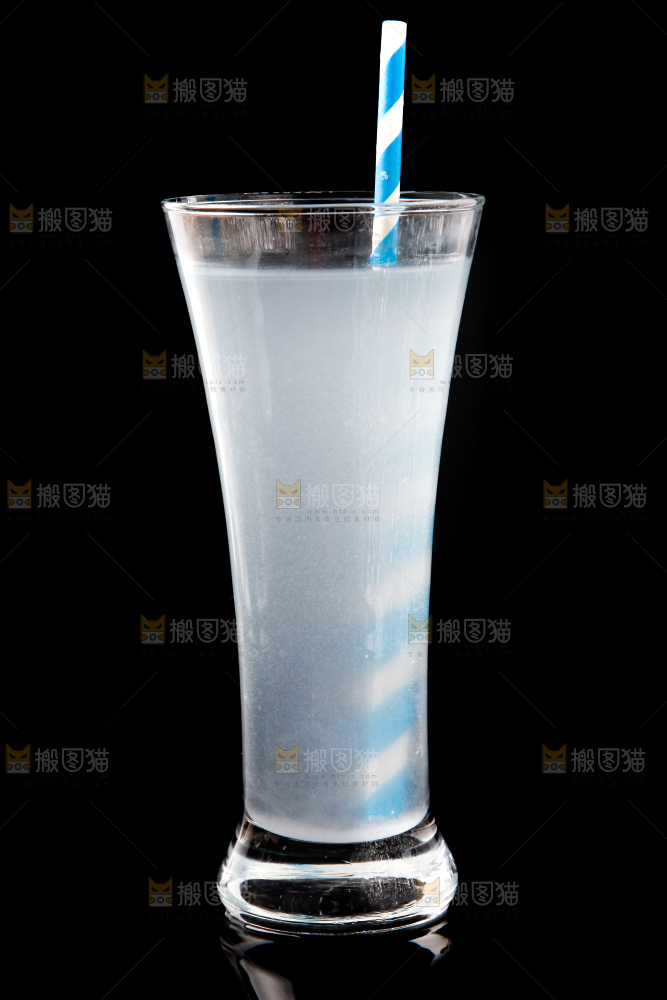 杯子里装着椰子汁
