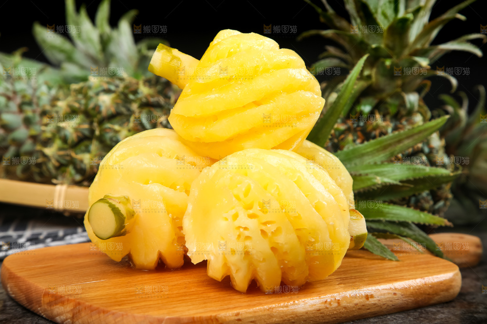 木板上的泰国迷你小菠萝