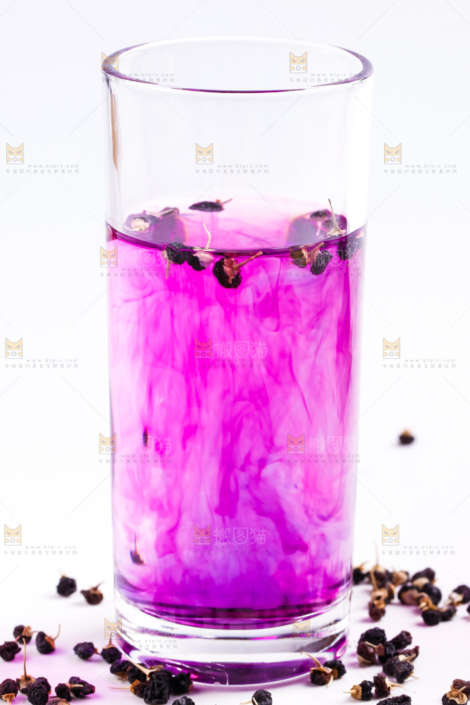 杯子里装着黑枸杞茶