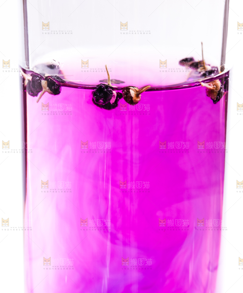 杯子里装着黑枸杞茶