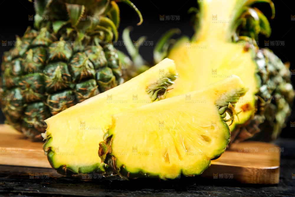 木底上的泰国小菠萝
