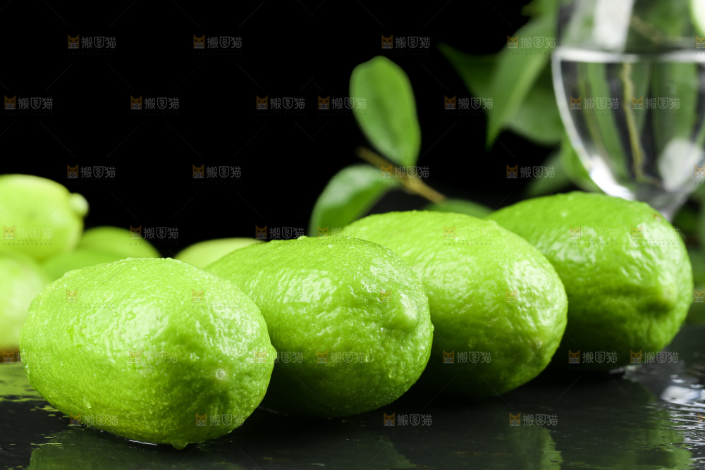 黑石板上摆放着海南香水柠檬