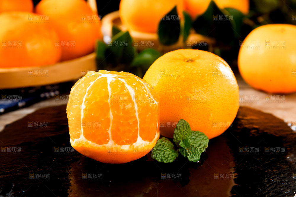 黑石板上放着蜜橘