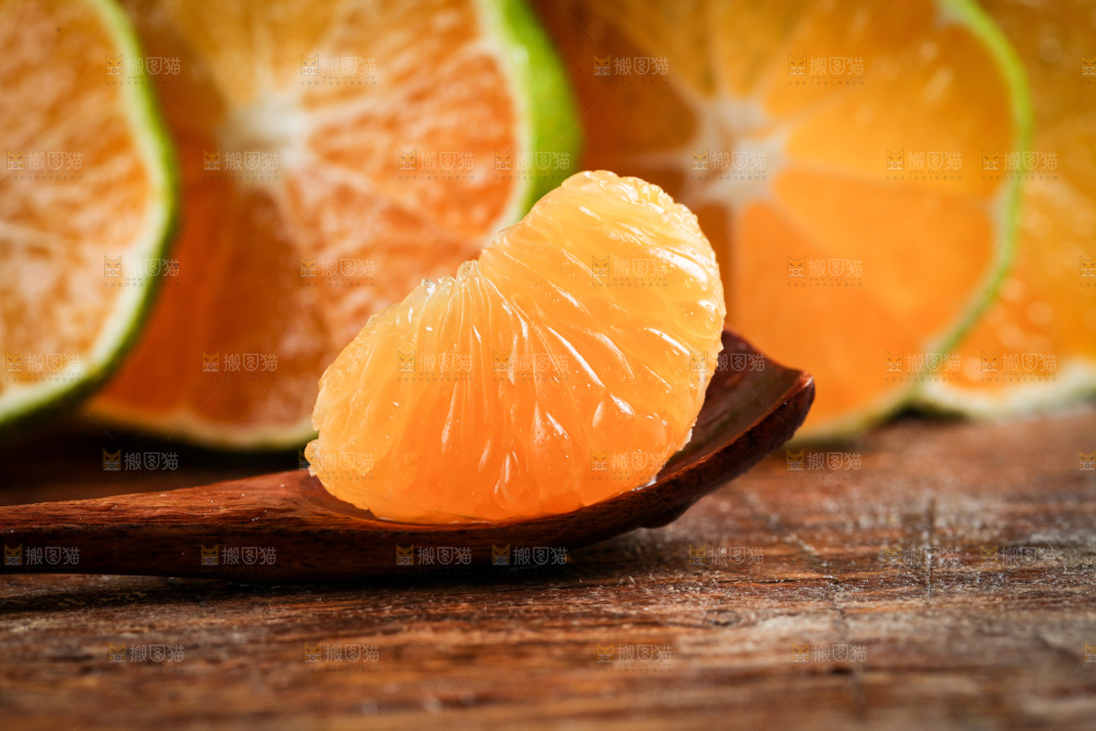 勺子里的橘子果肉