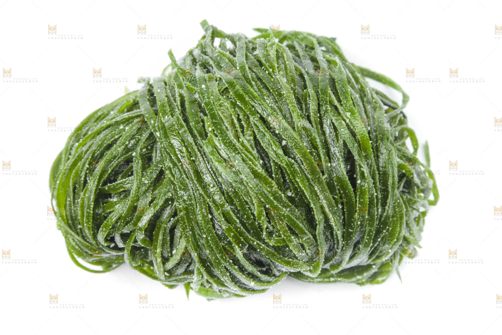 白底上的盐渍海带丝