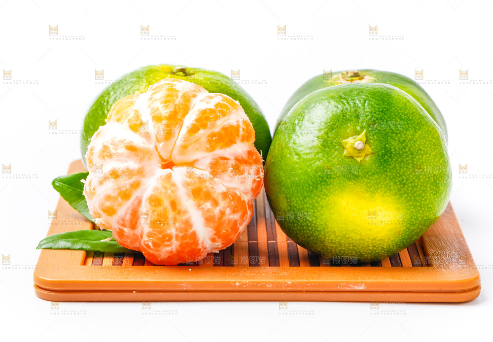 木盘上的青皮蜜橘