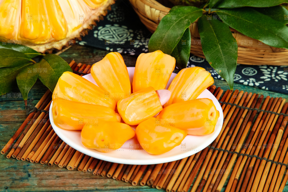 盘子里装红肉菠萝蜜