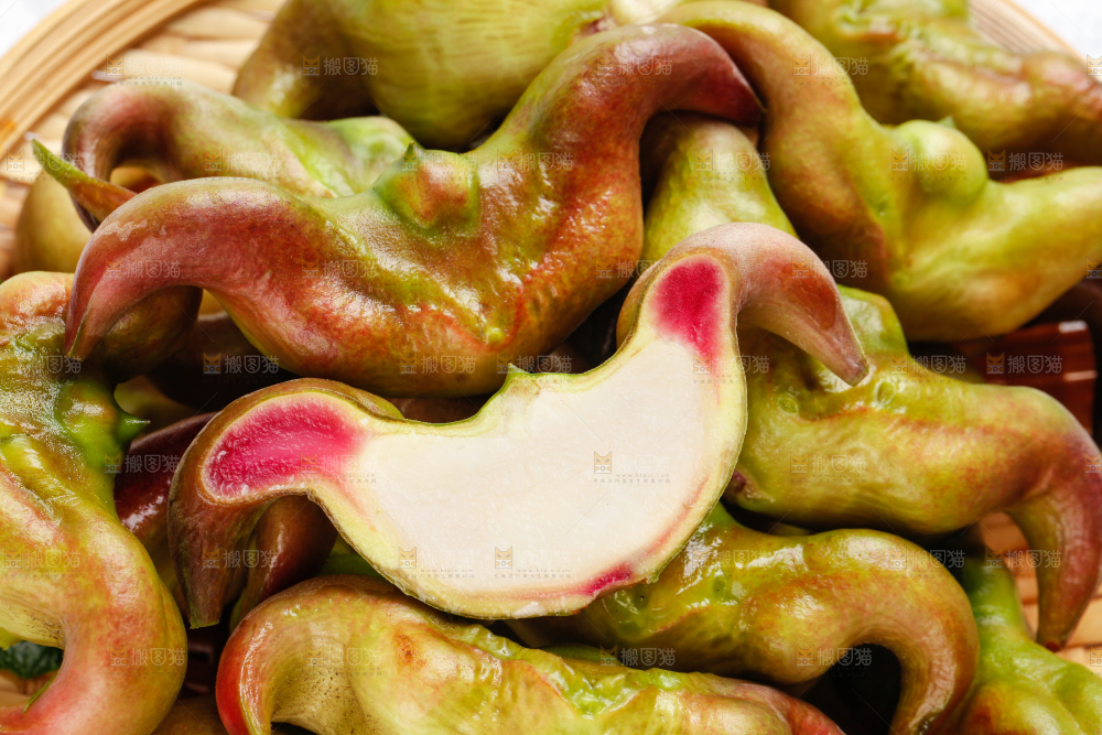 篮子里装着洪湖菱角