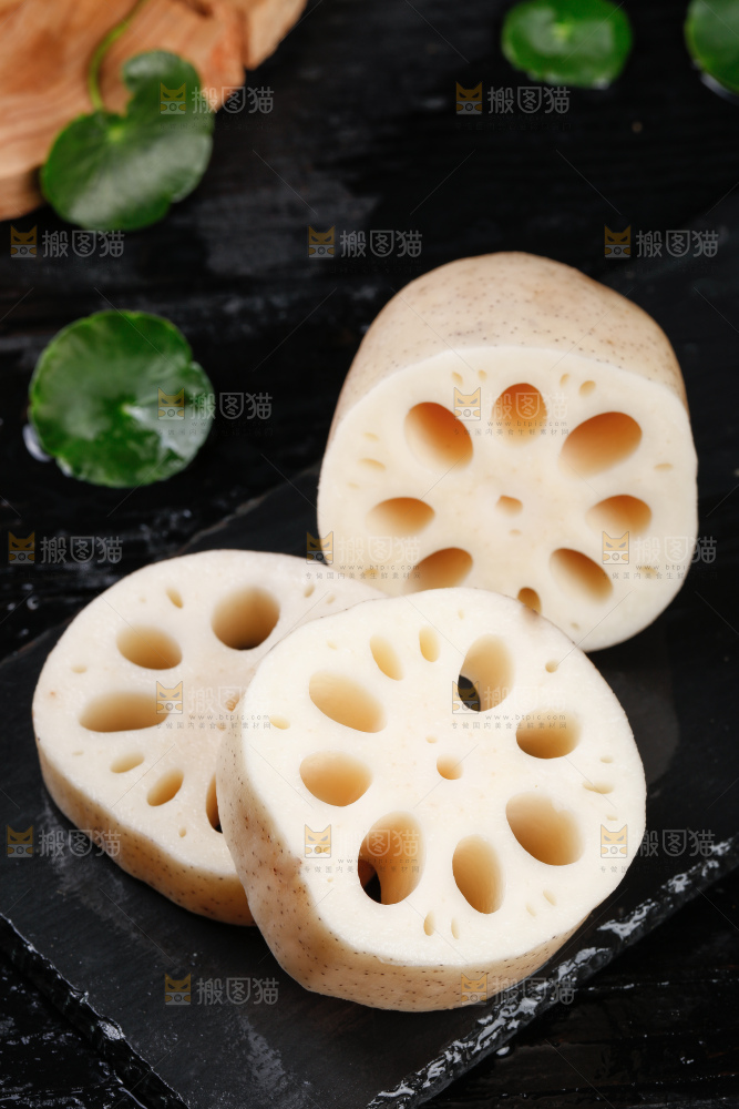 黑底上的切开的白莲藕