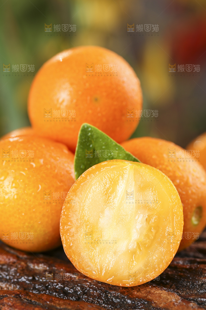 木底上放着新鲜金钱桔