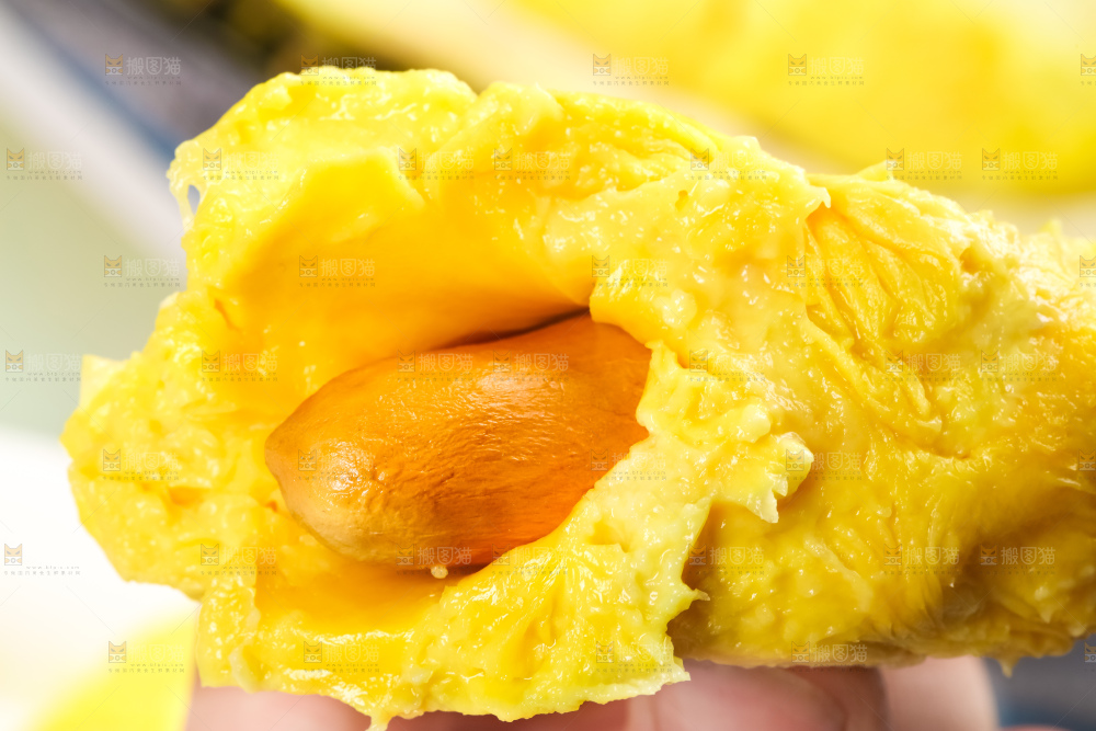 手里拿着榴莲果肉
