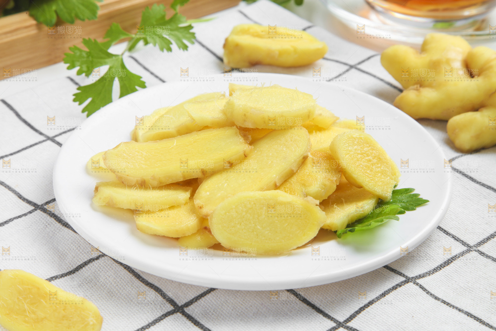 盘子里装着姜片