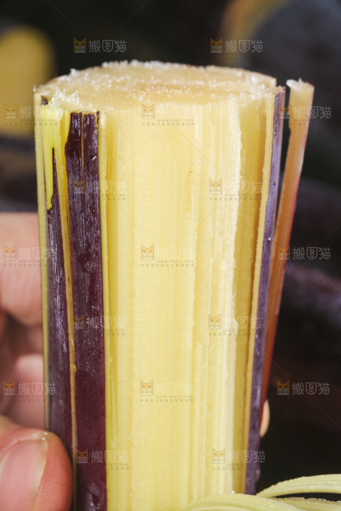 深底上放着黑皮甘蔗