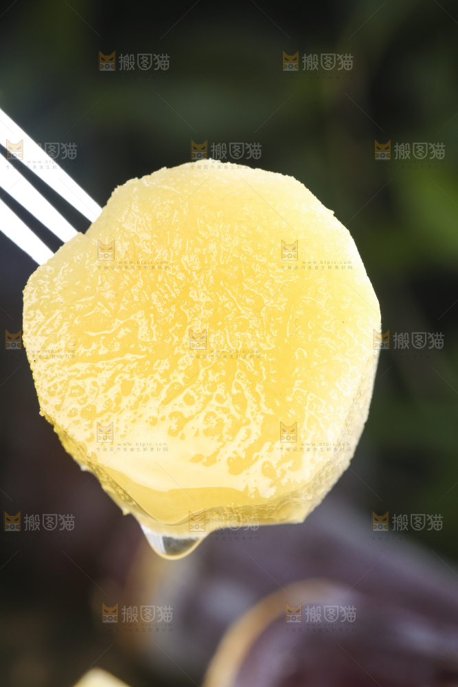 叉子上叉着甘蔗