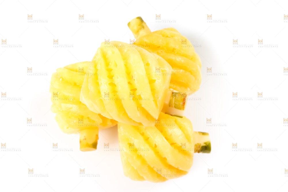白底上的新鲜小菠萝