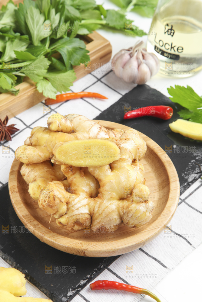 黑石板上的云南小黄姜