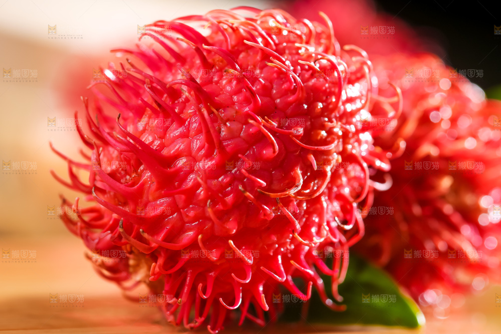 木板上放着新鲜红毛丹