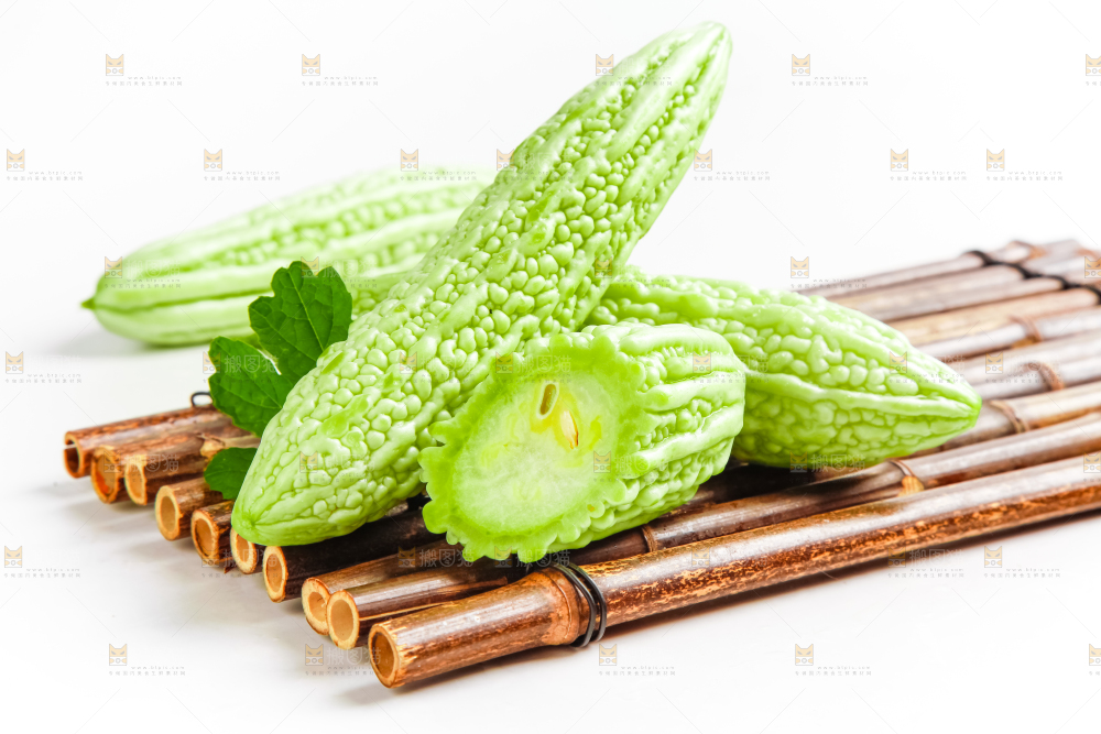 竹底上的长苦瓜