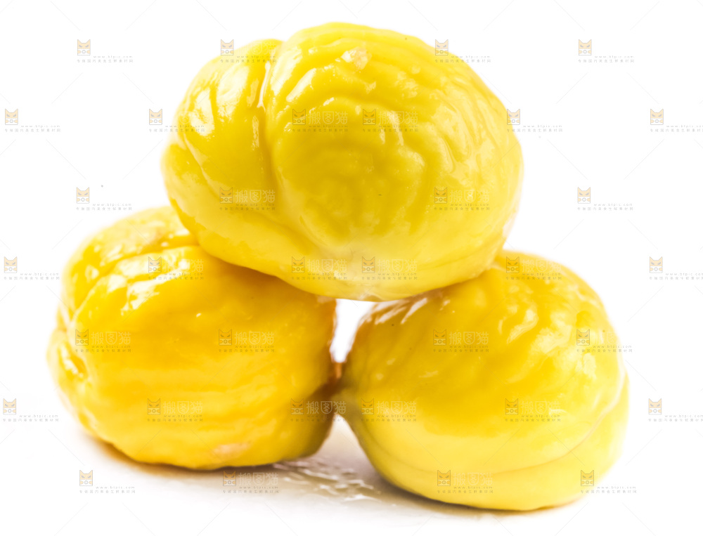 白底上摆放着板栗