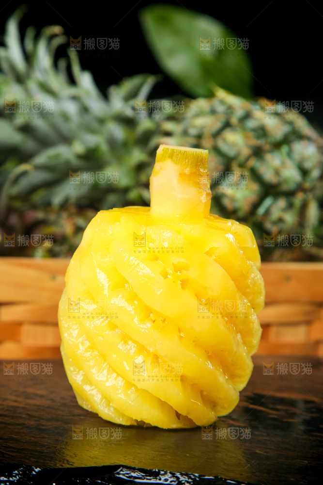 石板上放着泰国去皮小菠萝
