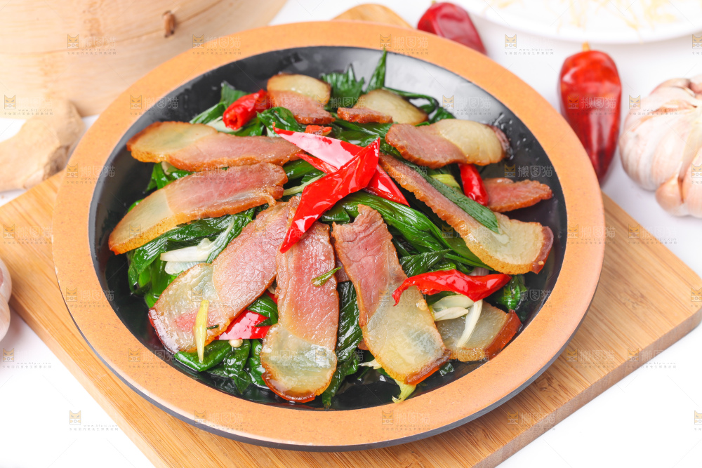 盘子里装着腊肉炒蒜苗