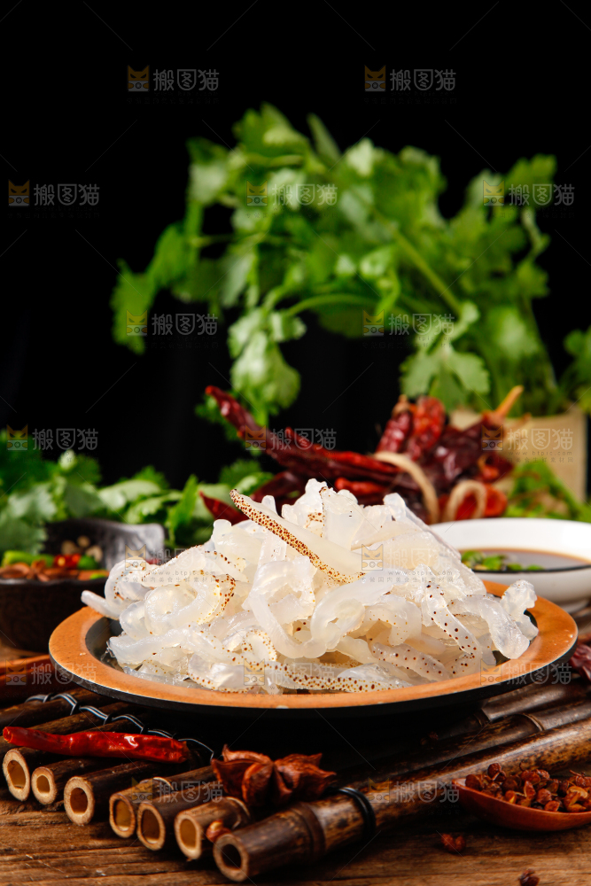碗里装着白花海蜇丝
