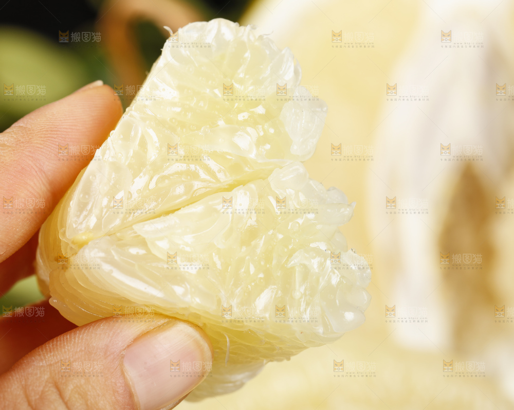 手里拿着新鲜柚子