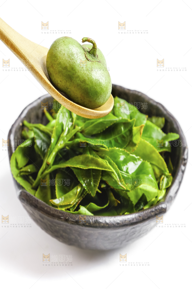 白底上摆放着茶叶子