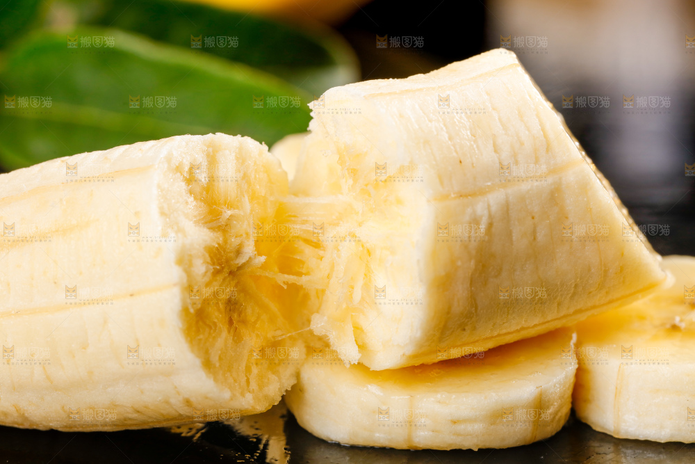 石板上放着香蕉果肉