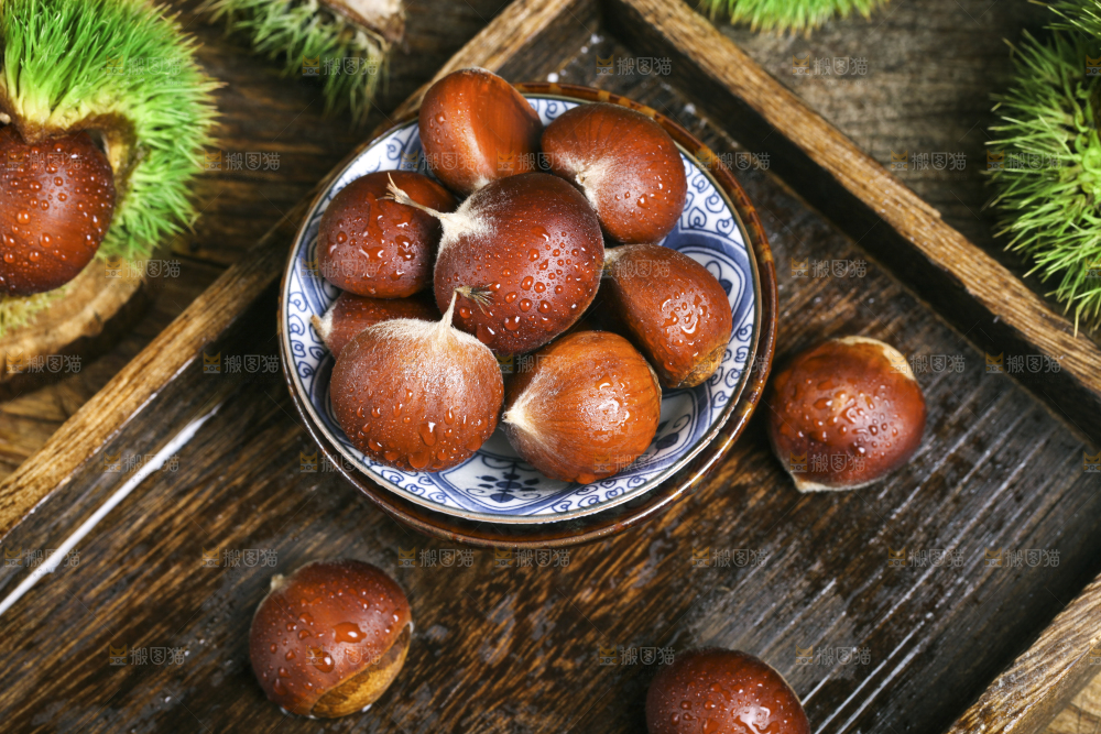 碟子里装着板栗