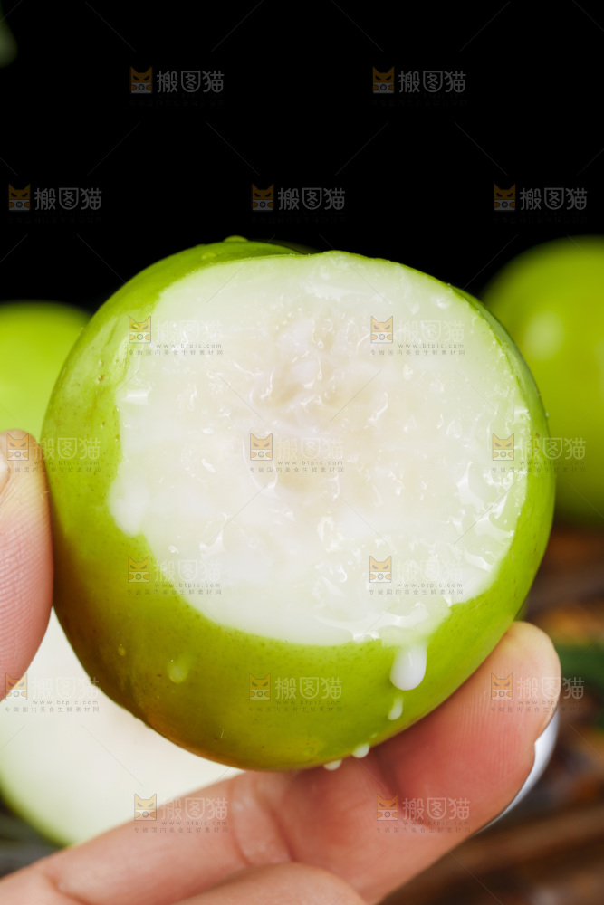 手里拿着新鲜牛奶青枣