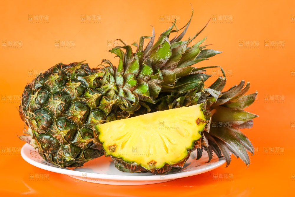 盘子里装着泰国小菠萝