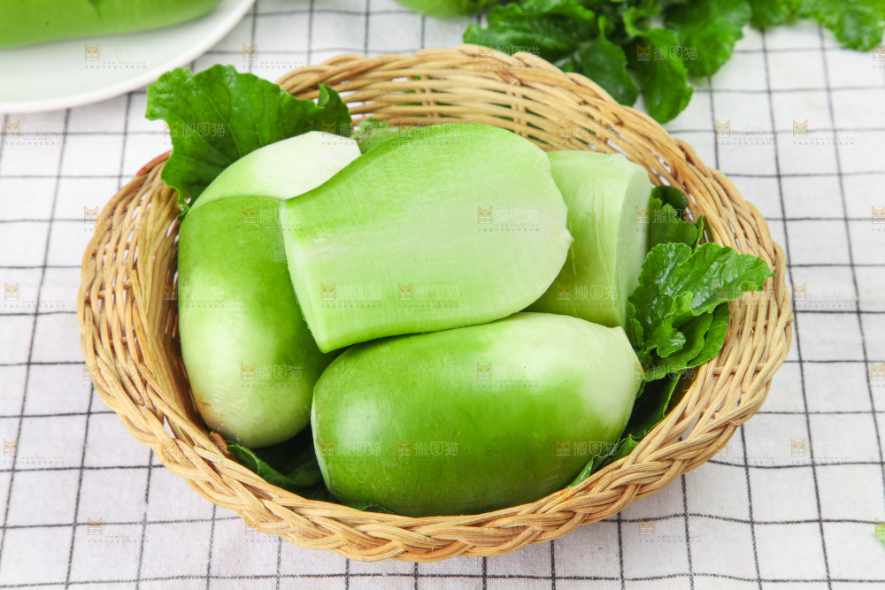 篮子里的新鲜青萝卜