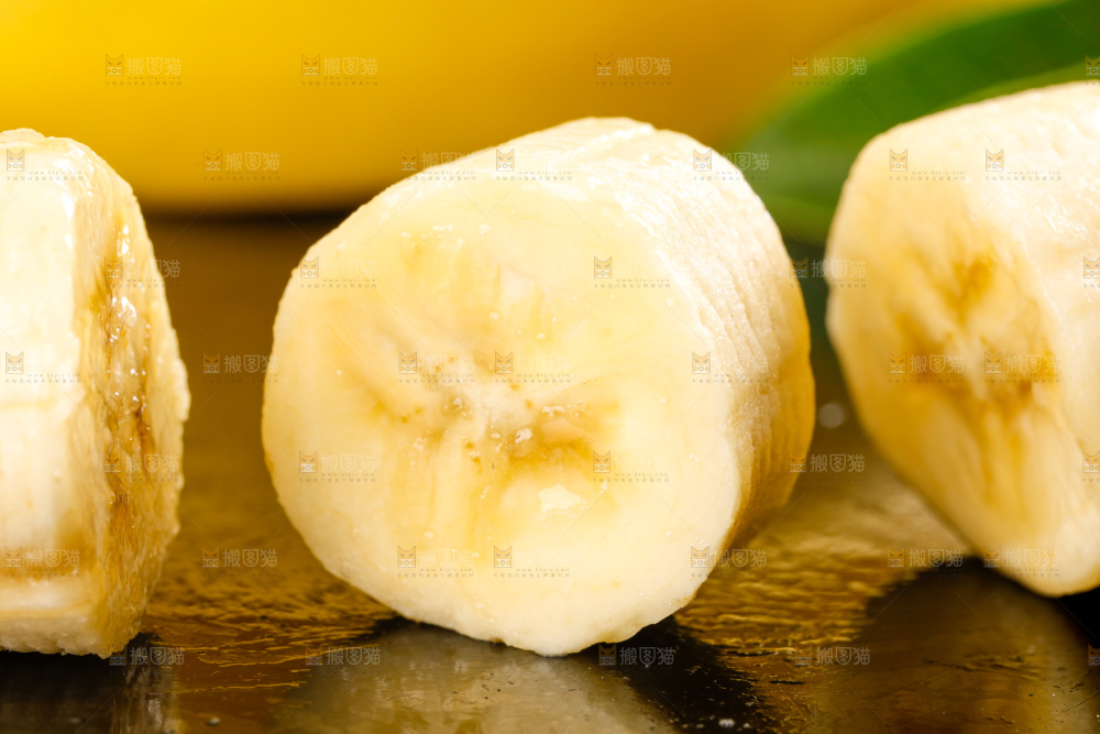 石板上放着香蕉果肉