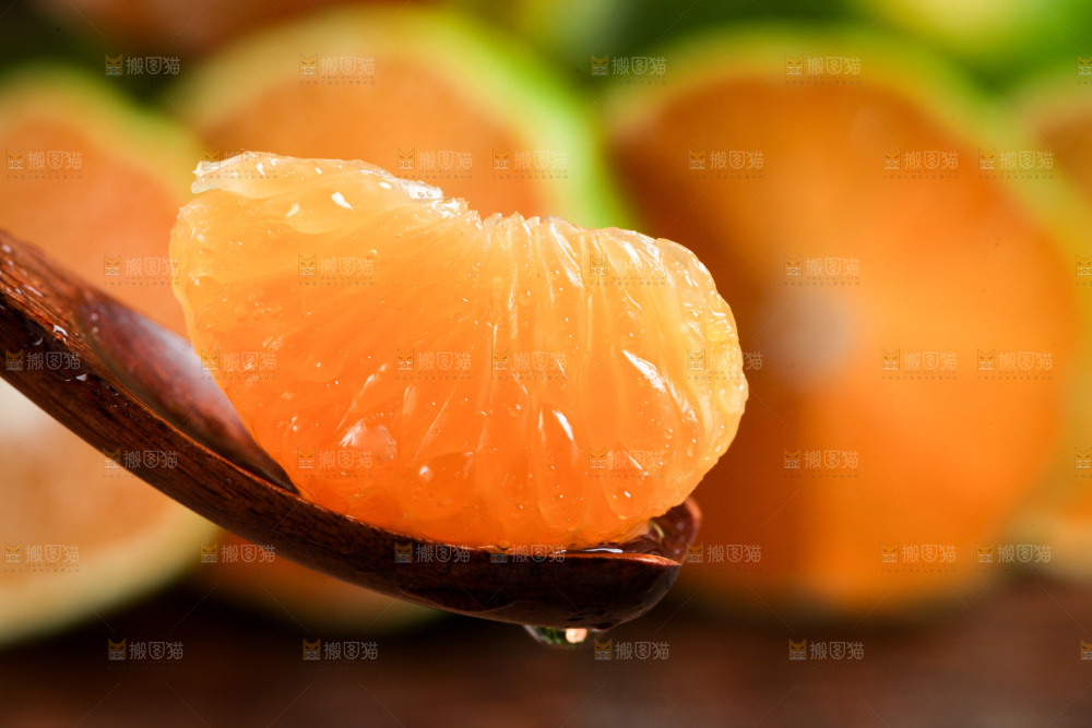 勺子里的橘子果肉