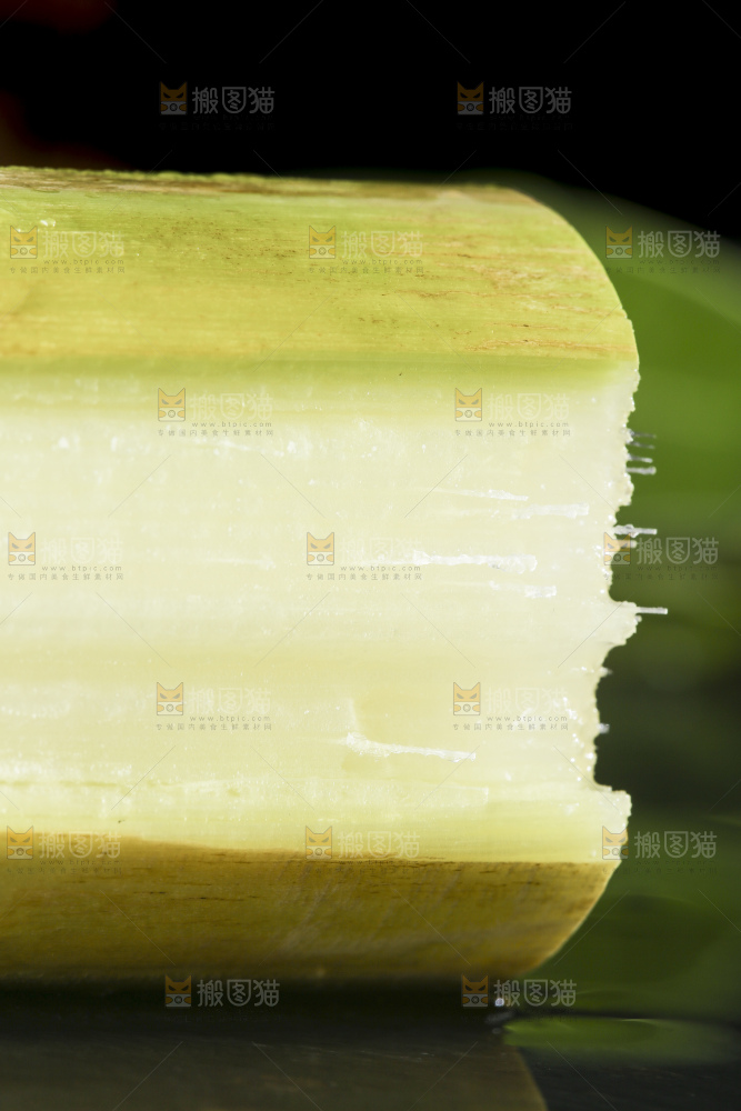 石板上放着黄皮甘蔗