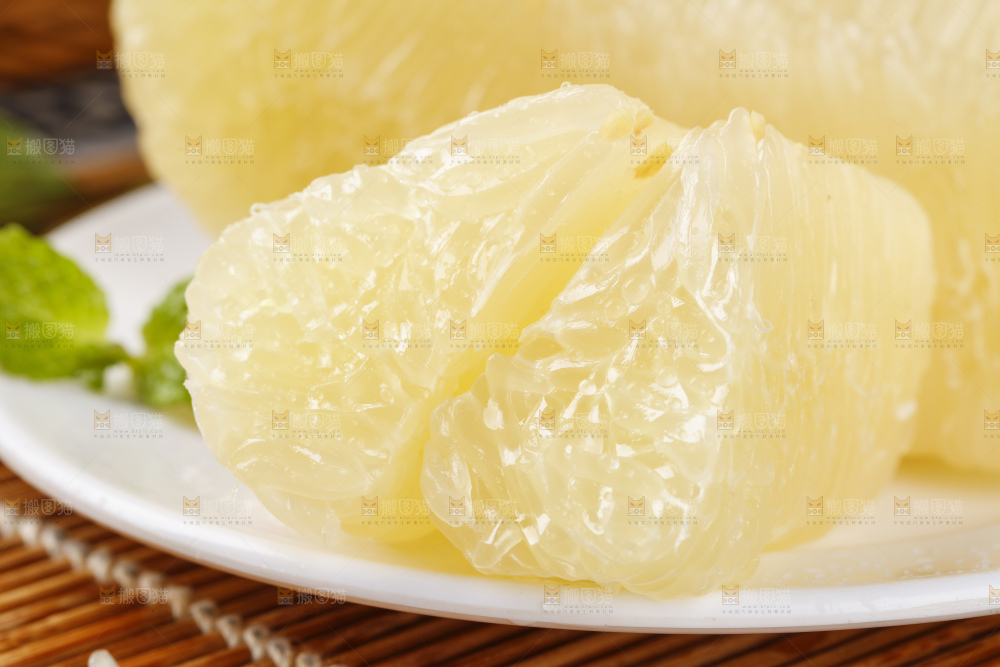 盘子里装着白肉柚子