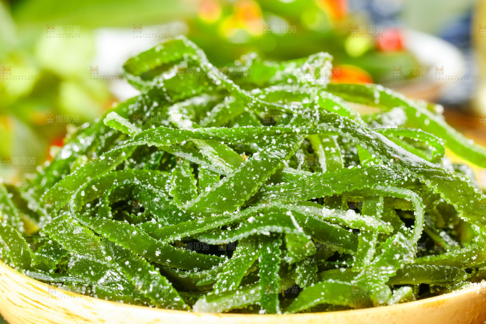 盘子里装着荣成盐渍海带丝
