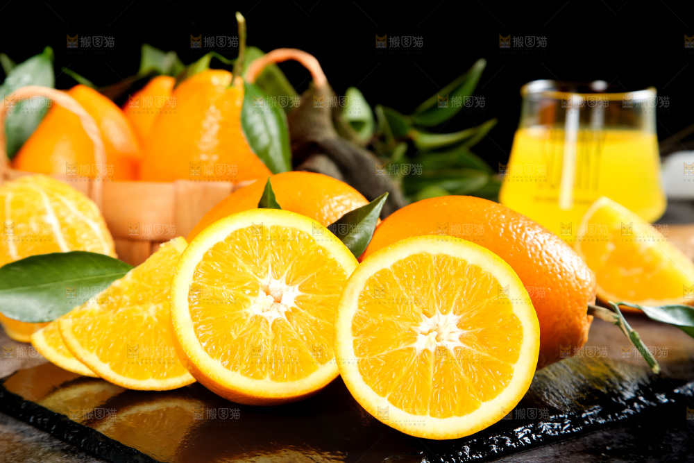 黑石板上放着脐橙
