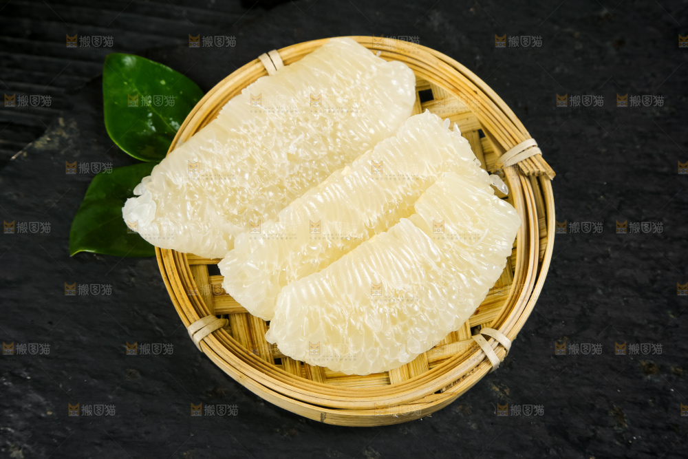 盘子里装着新鲜柚子