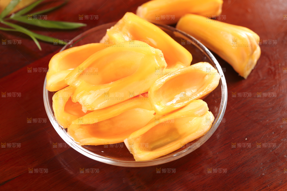盘子里装着红心菠萝蜜