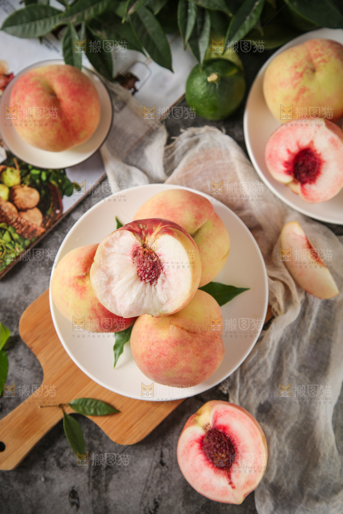 木板上放着一盘毛桃