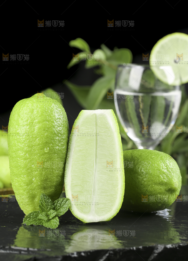 黑石板上摆放着海南香水柠檬