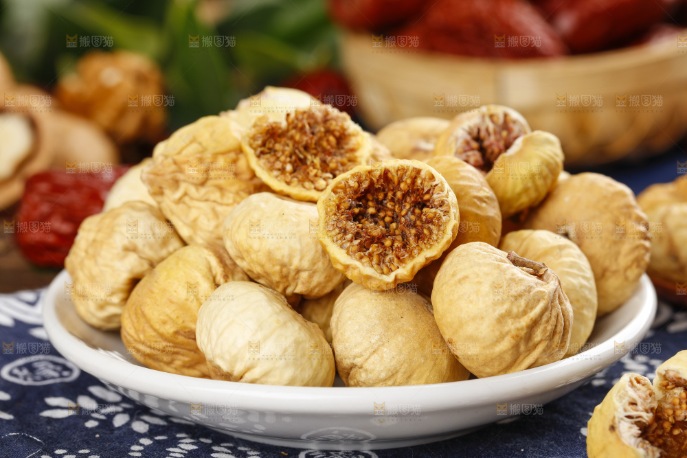 盘子里的新疆无花果干