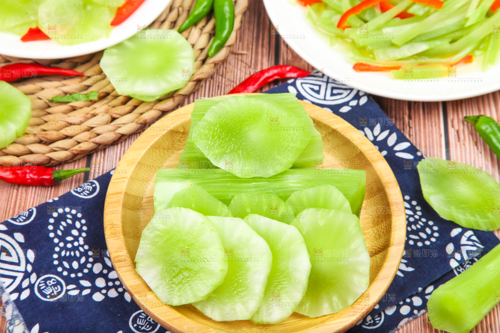 盘子里的莴苣笋