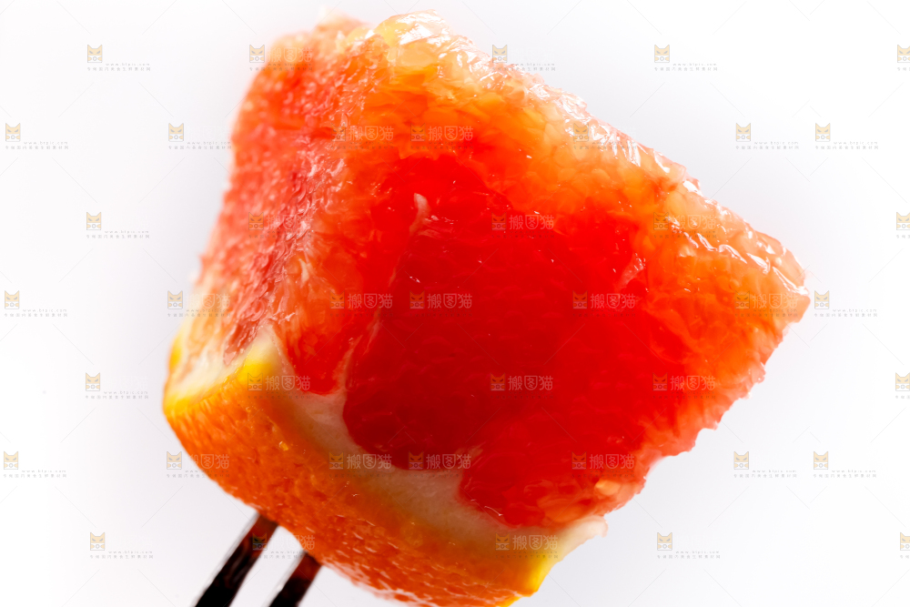 叉子上叉着血橙