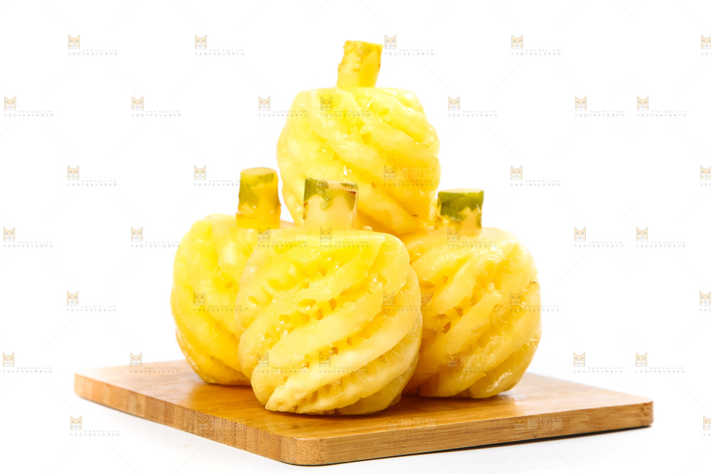 木板上的泰国去皮小菠萝