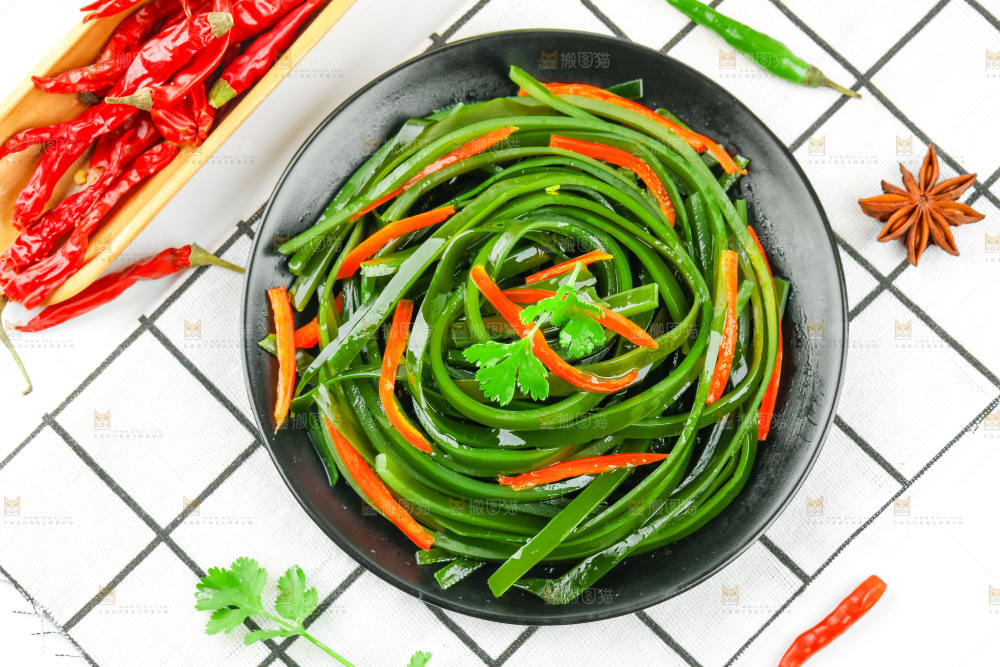 盘子里的凉拌海带丝